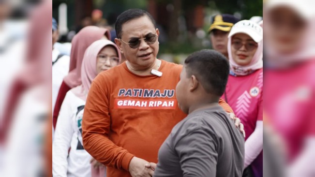 Bupati Pati Sudewo menyapa masyarakat. [Instagram]